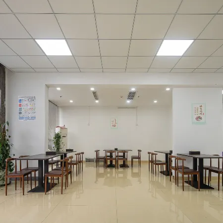 Pingyang Chenmao Guowei Hotel (Wanquan Zhenglou Industrial Zone Zilai Venture Park)