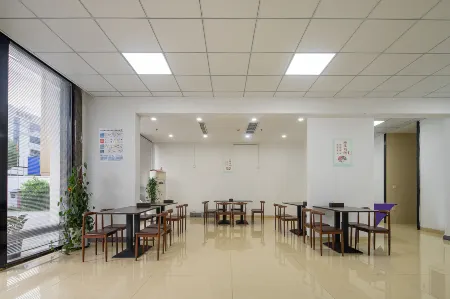 Pingyang Chenmao Guowei Hotel (Wanquan Zhenglou Industrial Zone Zilai Venture Park)