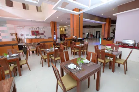 Lampion Hotel Solo Отели рядом с достопримечательностью «Museum Radya Pustaka»