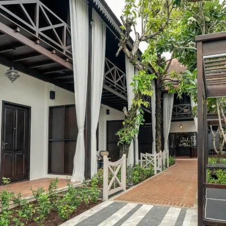 V Maison Boutique Hotel Отели рядом с достопримечательностью «Ват Сенсоухарам»
