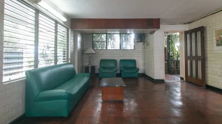 RedDoorz @ Broadway Court Apartelle Quezon City Отели рядом с достопримечательностью «Хавьер Скул»