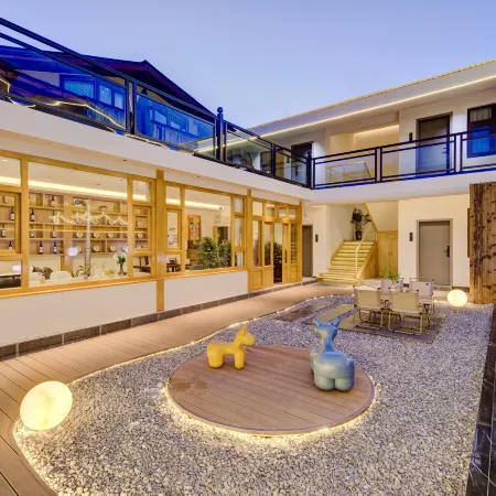 Shangri-La Banxia Time Homestay (Dukezong Ancient City Branch) Отели рядом с Аэропорт Дикинг