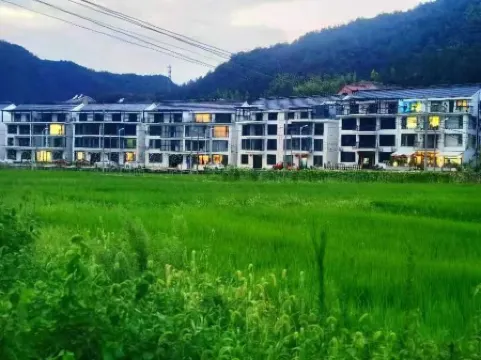 Zhixiju Pillow Water Homestay Отели рядом с достопримечательностью «Shishe Village»