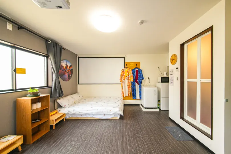 Osaka Blue House / Disposable Bedding / Four Stops Within an Eight-Minute Walk
