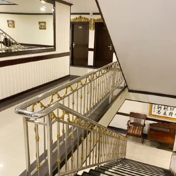 Romena Grand Hotel Отели рядом с достопримечательностью «Ворота Чиангмая»