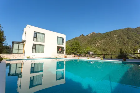 Shiye Shanju Hostel Отели рядом с достопримечательностью «Pig Bajie Carrying His Wife»