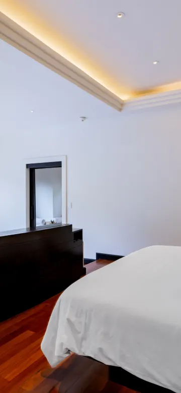 ห้องแกรนด์พูลสวีทพร้อมวิวทะเลบางส่วน