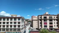 Caofangzi Homestay (Ganzi Town White Pagoda Park)
