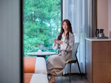 Zhangjiajie Four Seasons Lai · Riverside Resort Hotel (Baofeng Lake Scenic Area) Отели рядом с достопримечательностью «Zhangjiajie National Forest Park»