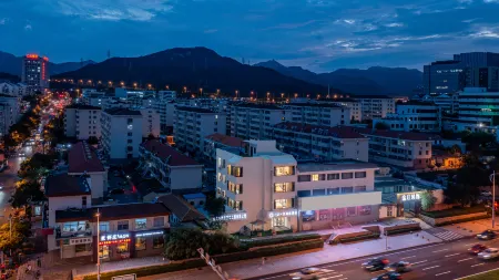 Floral Hotel·Yuehaiyuan Hotel (Weihai Liugong Island Photo Frame Branch) Отели рядом со станцией Weihai Railway Station