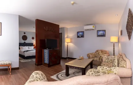 RIVERIA HOTEL Отели рядом с достопримечательностью «Mekong Riverside View Point»