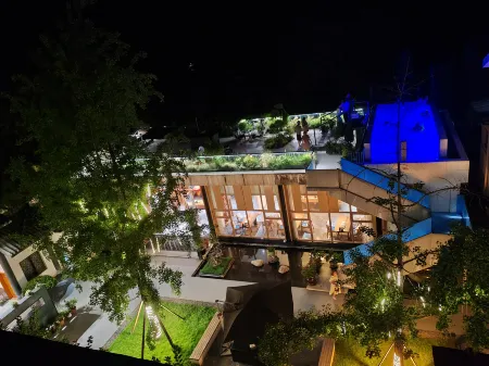 Liuhe Bisu Hot Spring Hotel (Qingcheng Mountain store) Отели рядом с достопримечательностью «Baiyun Wanfo Cave»