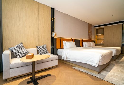 그랜드 하얏트 순톈푸 호텔의 넓고 럭셔리한 객실 내부