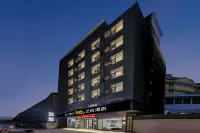 Elong ME Hotel (Zhoukou Xiangcheng Yingbin Avenue Dier Gaoji Middle School) Hotels near Xiangcheng Station