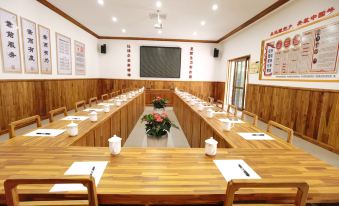 Mengla Liangqi Yunshe Business Hotel