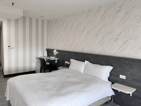 GALA INN Отели рядом со станцией Tainan Railway Station