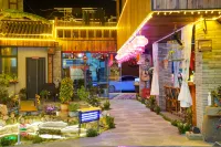 Xinjia Xiaoyuan (Weishan Ancient City Store) - Dağ Manzaralı