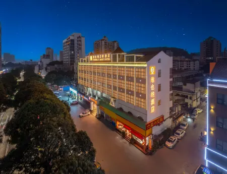 Vienna 3 Best Hotel (Baise Zhongshan Road City Center) Отели рядом с достопримечательностью «Baise University Chengbi Campus»