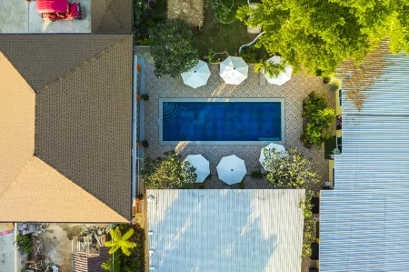 Tongtong Garden Holiday Hotel Отели рядом с достопримечательностью «Local Dive Thailand»