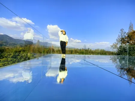 Qingchengshan Huajun Holiday Villa (Qianshan High-speed Railway Station) Отели рядом с достопримечательностью «Baiyun Wanfo Cave»