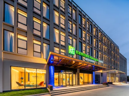 Holiday Inn Express Shanghai PVG Airport Zhuqiao by IHG Отели рядом с достопримечательностью «Shanghai Wild Animal Park»