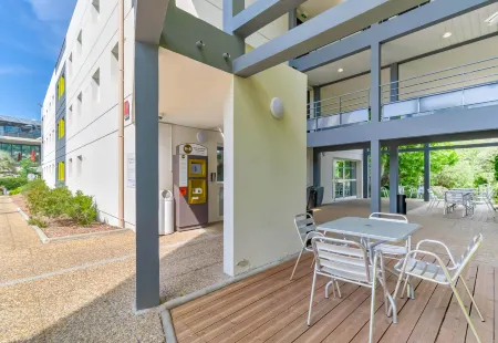 B&B Hotel Marseille la Valentine Отели рядом с достопримечательностью «Eglise Sainte-Rita de Marseille»