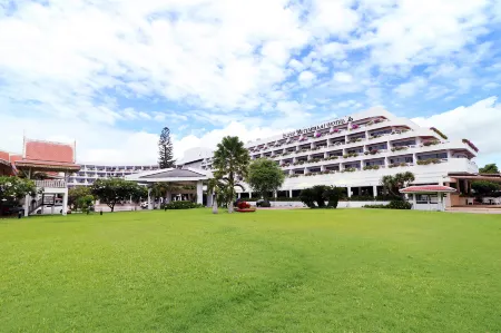 The Cha Am Methavalai Hotel Отели рядом с достопримечательностью «Simantra Private Villas»