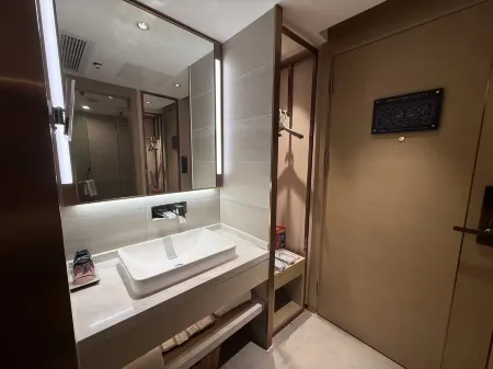 Lavande Hotel (Shenzhen Luohu port international trade metro station store)