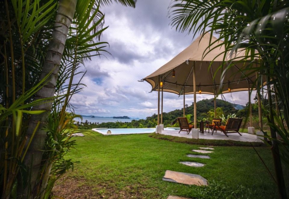 코야오 아일랜드 리조트의 아름다운 해변과 팡아만 뷰