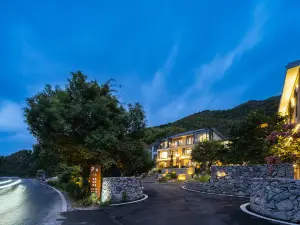 Jiuhuashan Yanqi Lake Bay Hotel