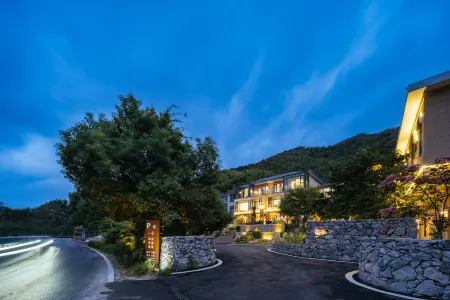 Jiuhuashan Yanqi Lake Bay Hotel Отели в г. Цинъянь