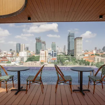 The Scenic Hotel Отели рядом с достопримечательностью «Набережная Сисоват»