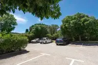 圖倫塔瑟內蘇梅首映酒店 - 停車場