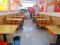 Yayue Hotel (Shihezi Xingfu Road Pedestrian Street) - Parking