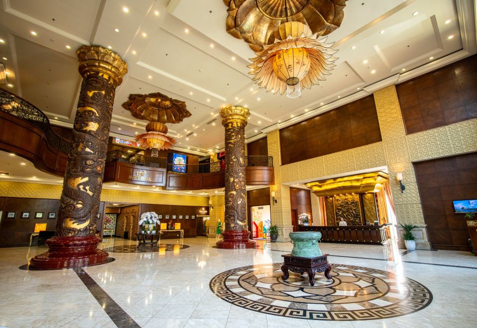 [임페리얼 후에 호텔의 레스토랑에서 뷔페를 즐기는 모습]