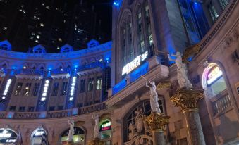 Yijia International Hotel (Guanggu Pedestrian Street Guanshan Avenue Subway Station)