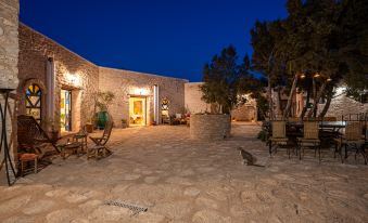 Atlantis 12, Maison d'hôtes et d'art