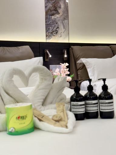 Venice Luxe Condo (Maximum 3 Adults+Kids) w/65"TV Hotels in Taguig