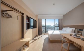 Zhuhai Luxe Hotel 【Gongbei Port & High-speed Rail Station, Xiangzhou District】