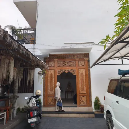 Home 21 Bali Отели рядом с достопримечательностью «Пляж Мертасари»