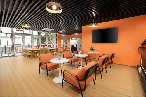 Ailuwei International Youth Hostel (Qingdao Taidong Pedestrian Street Beer Museum) - 2-Star