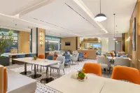 Holiday Inn Express Dujiangyan CTC by IHG - parking