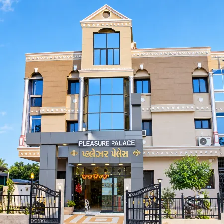 OYO 62194 Pleasure Palace