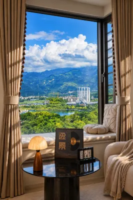 Ruili Yijing Homestay (Nongmo Lake Park) - غرفة مطلة على الجبل