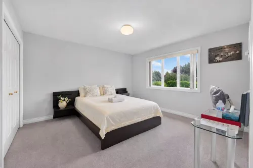 Privata room in quiet area 15min drive to Vancouver airport -  Holiday Villas