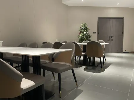 Xi'an Huichen Hotel (Yanliang Xifei No.2 Middle School People's Hospital Branch) Отели рядом с достопримечательностью «Xi'an Aeronautical Polytechnic Institute»