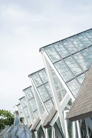 Aloft Bali Seminyak Отели рядом с достопримечательностью «Бамбак Парк Виллас»