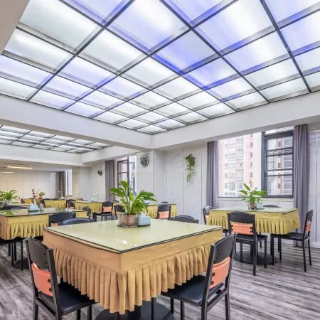 Wansheng Garden Hotel (Xinyang Luoshan Xiya Libao Plaza Branch)