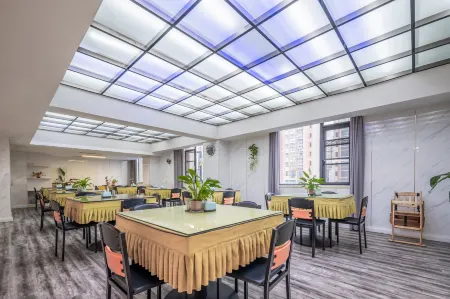 Wansheng Garden Hotel (Xinyang Luoshan Xiya Libao Plaza Branch)