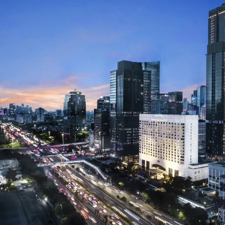 Mangkuluhur ARTOTEL SUITES Отели рядом с достопримечательностью «Небоскреб «Мулиа»»